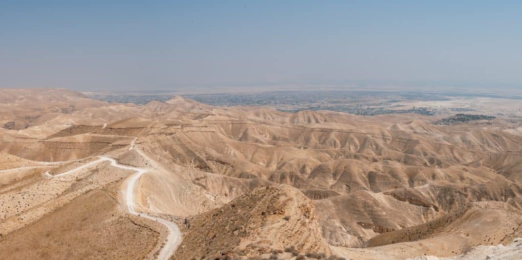 Kilátás a Jordán-völgyi sivatagi hegyekre és Jerikó városára a Holt-tenger mellett