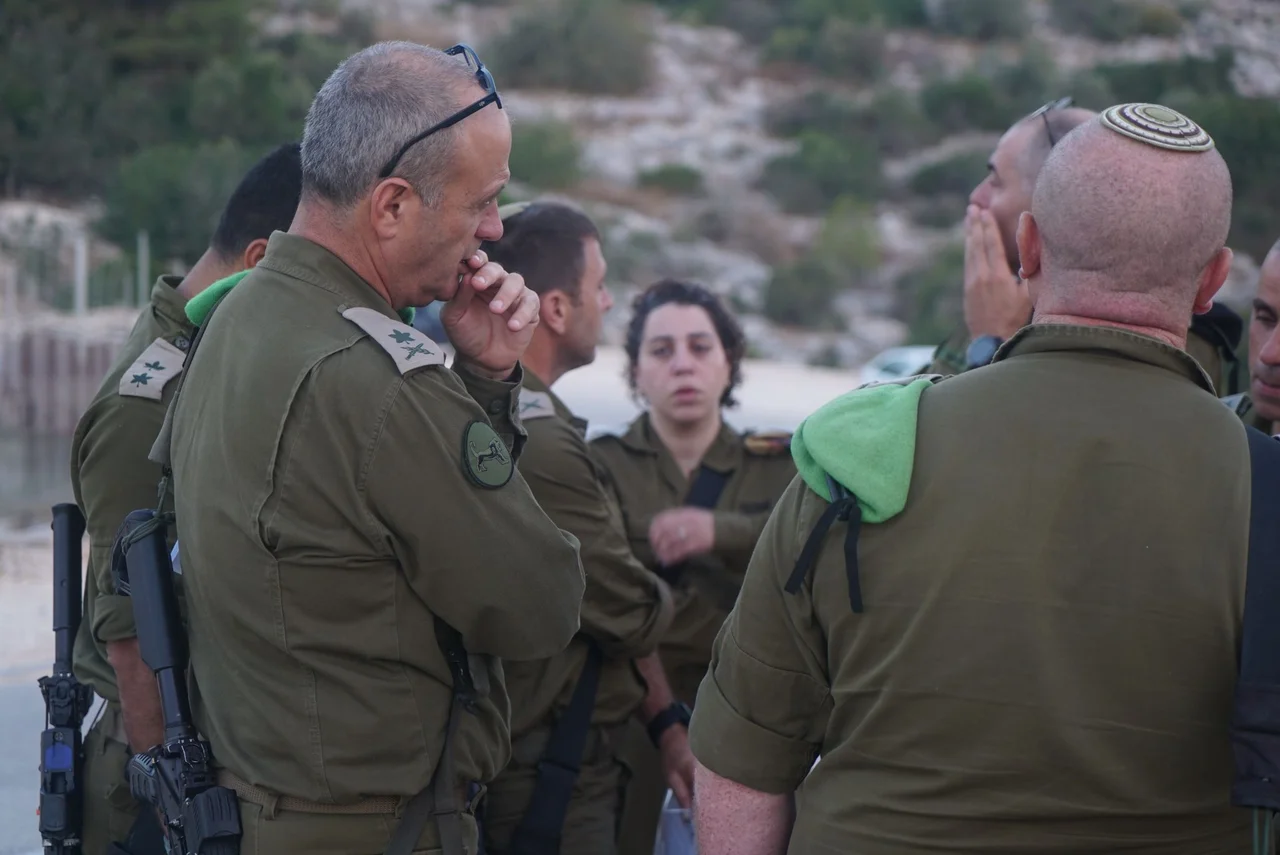 Yehuda Fox, a Központi Parancsnokság vezetője az incidens helyszínén