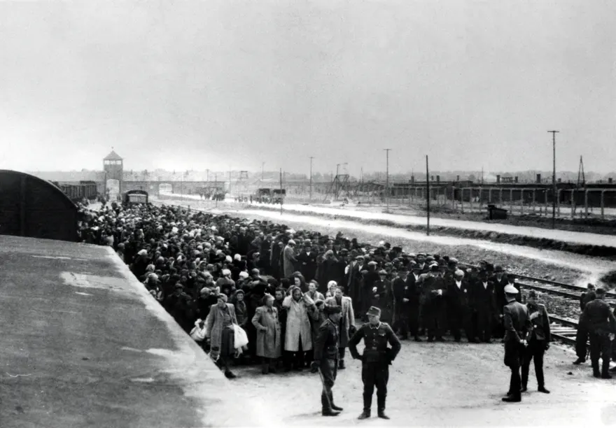 Magyar zsidók 1944 júniusában Auschwitzba érkeznek
