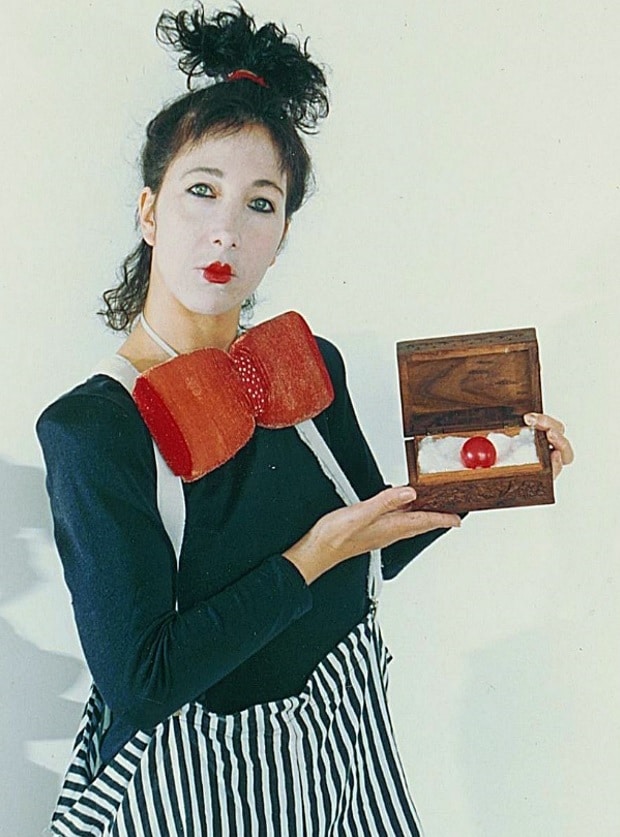 Shira bohócruhában, 1991