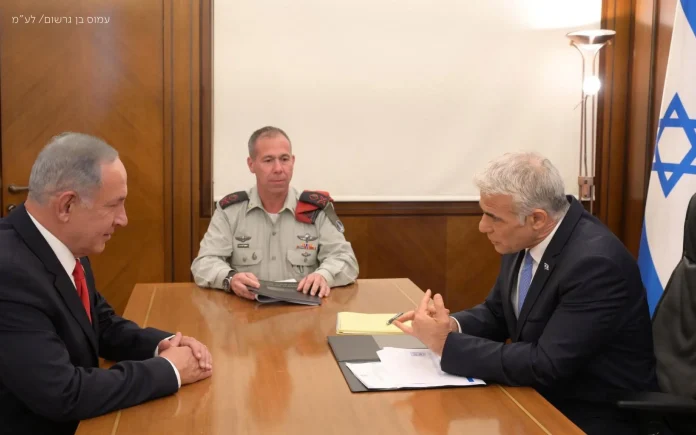 Jair Lapid miniszterelnök, Benjámin Netanjahu ellenzéki vezető és Avi Gil katonai titkár egy biztonsági tájékoztatón