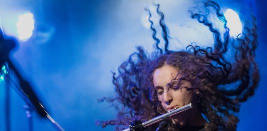 Danielle Sassi fuvolázik az Oriental Rock Orchestraban