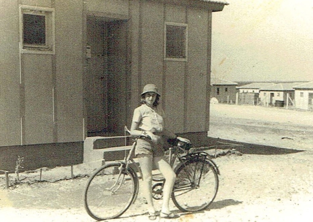 Edith a barakkjuk előtt, 1958