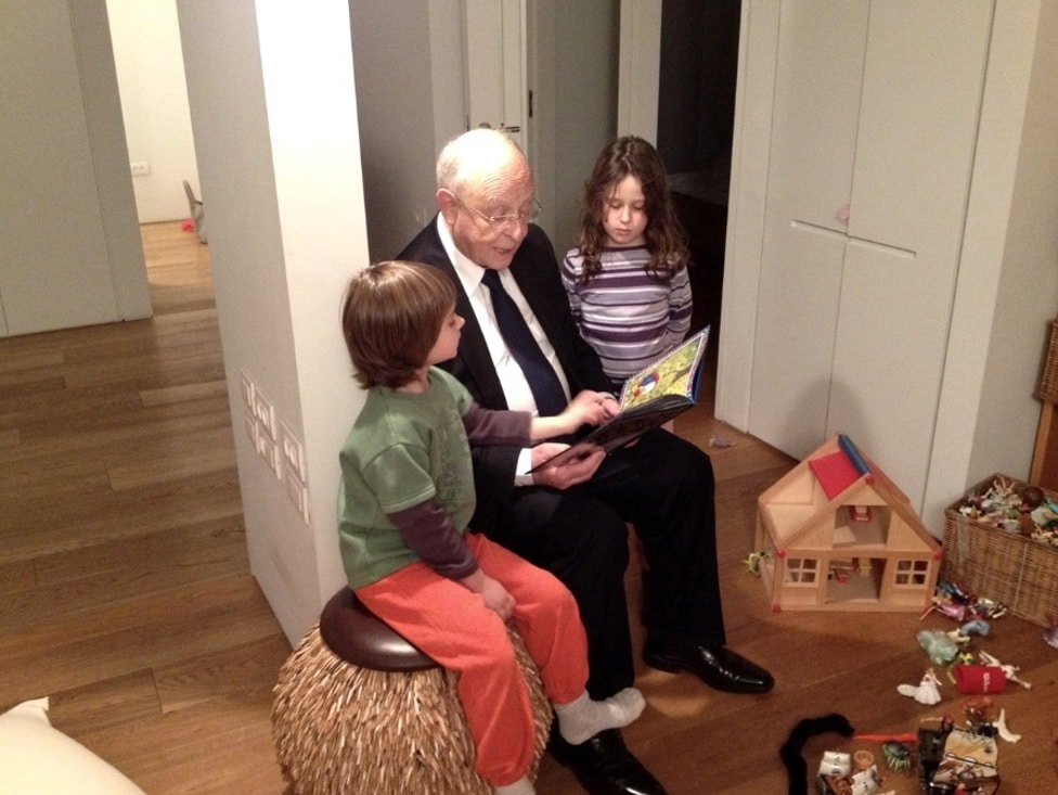 Gad Naschitz az unokáival, 2011