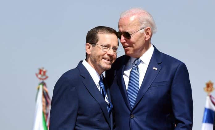 Biden és Herzog az amerikai elnök izraeli látogatása során, 2022 júliusában