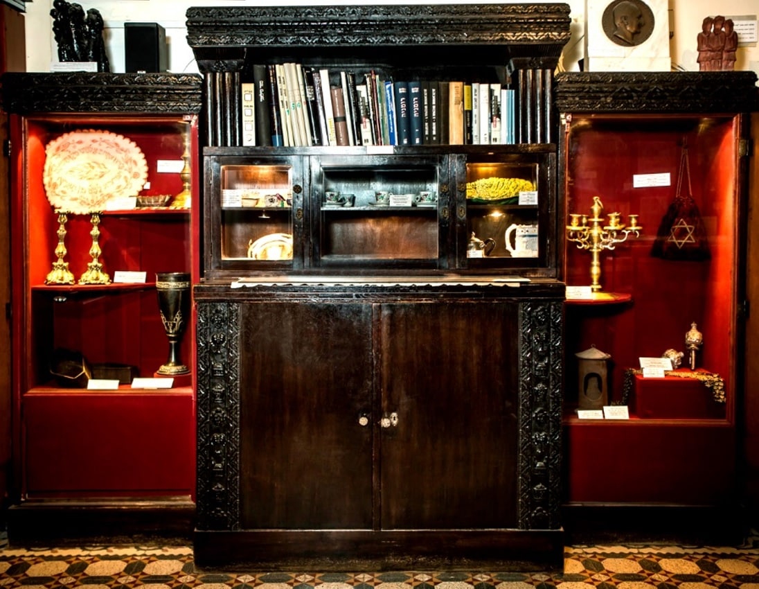 Zsidó motívumokkal díszített szekrény a Feuerstein család otthonából