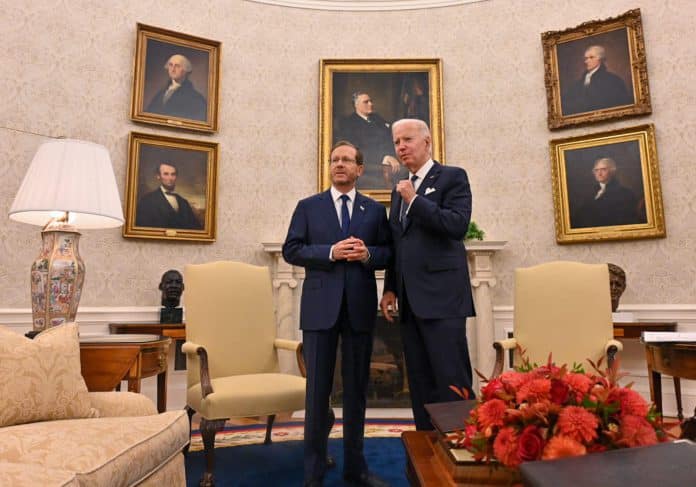 Joe Biden amerikai elnök Jichák Hercog izraeli államfőt fogadja a washingtoni Fehér Ház Ovális irodájában