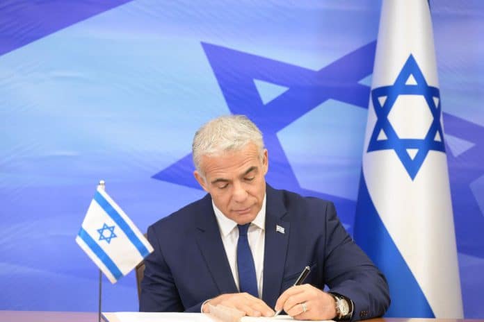 Jair Lapid, Izrael miniszterelnöke aláírja az izraeli-libanoni tengeri határmegállapodást