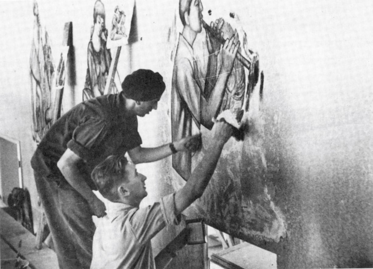 Smuel Katz és Shraga Weil falfestés közben, Ein Hamifrac kibuc, 1954