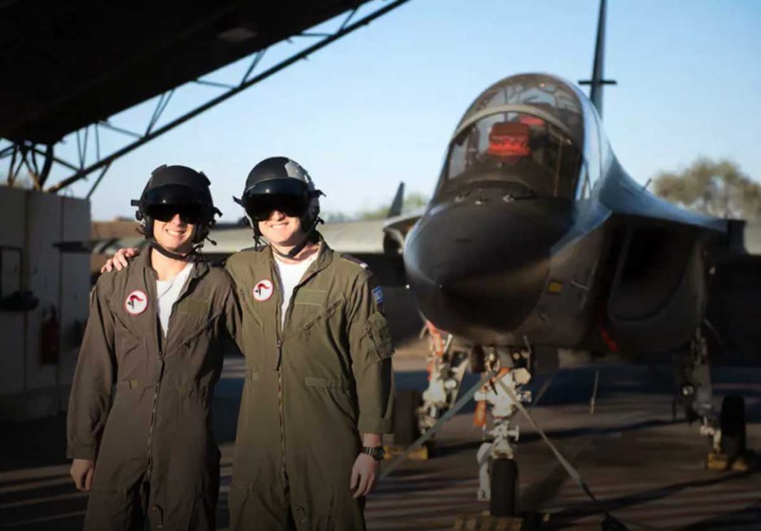 D és A, végzős pilóták – Fotó katonai szóvivő