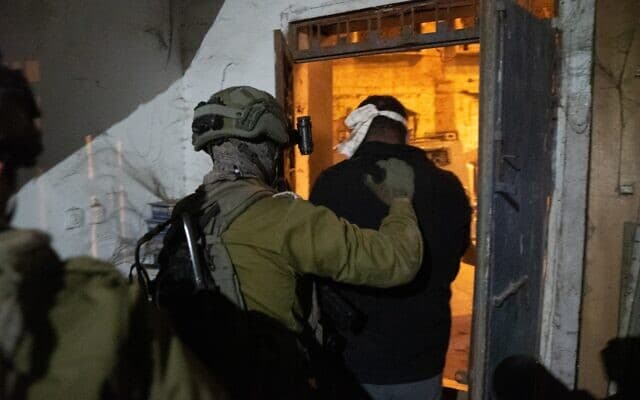 Izraeli katonák letartóztatnak egy körözött palesztint - fotó: katonai szóvivő