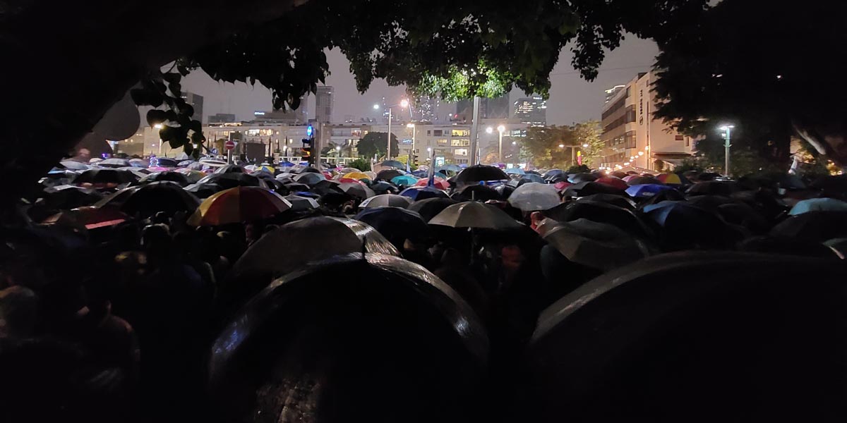 Tüntetés zuhogó esőben – Fotó: frankpeti / Izraelinfo