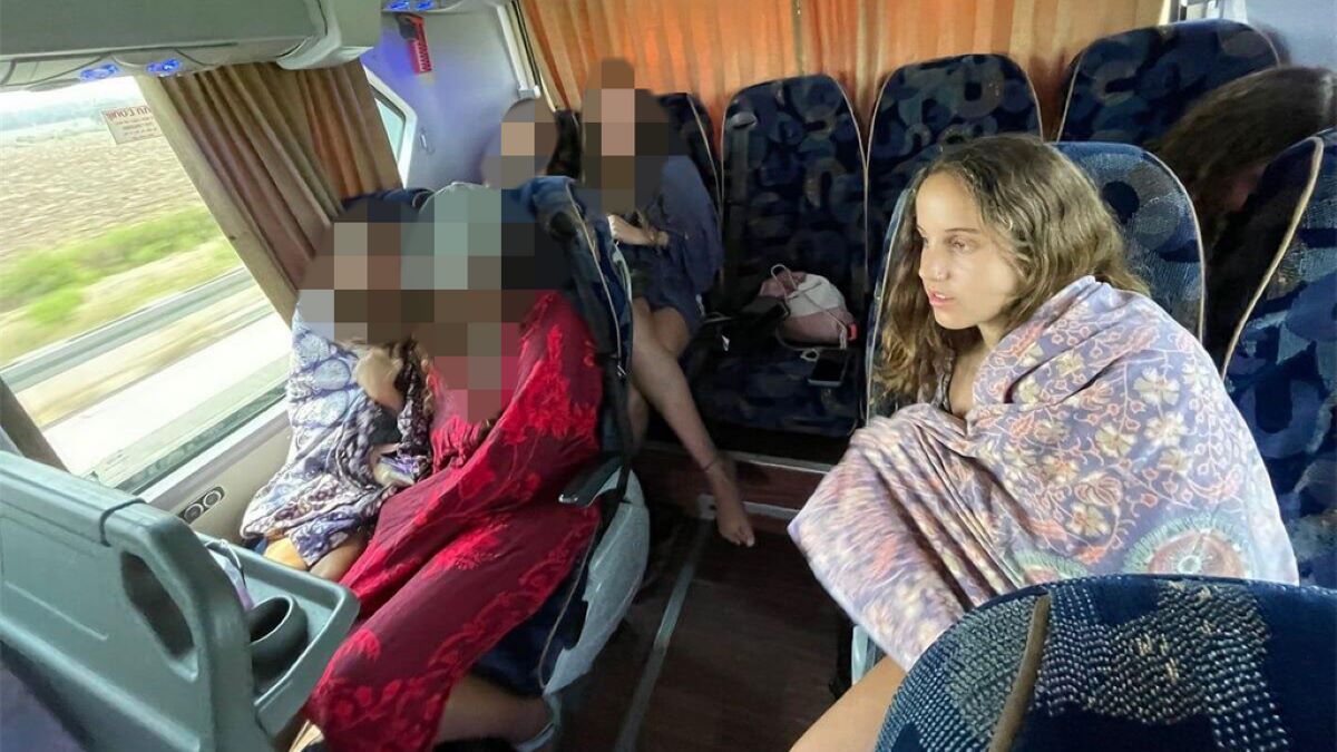 Irán már itt van: Hátraküldte és válluk befedésére kötelezte a lányokat a buszsofőr